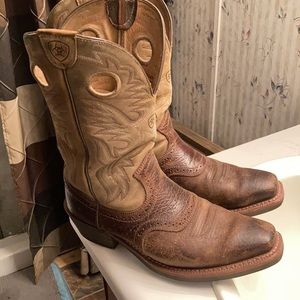 Ariat boots, awesome distressed style.